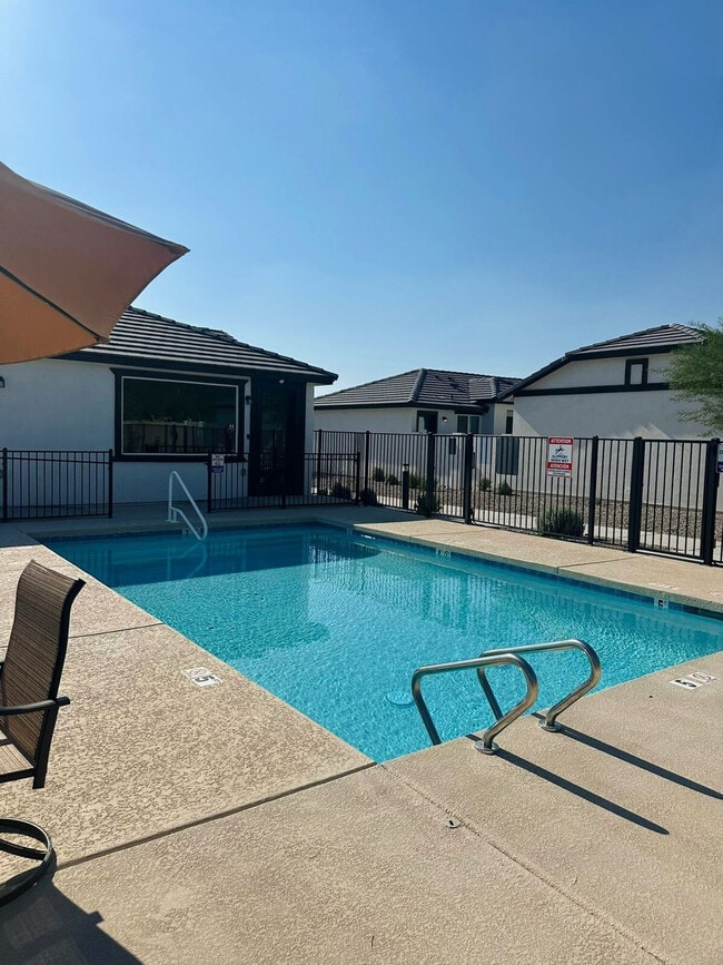 Building Photo - 6606 W Paradise Ln