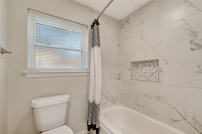 Building Photo - 25503 Foxbriar Ln