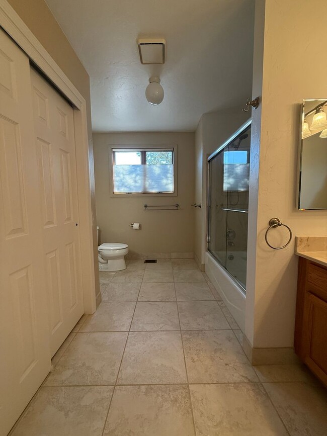 Building Photo - 3 bedroom, 3 bathroom home located in the ...