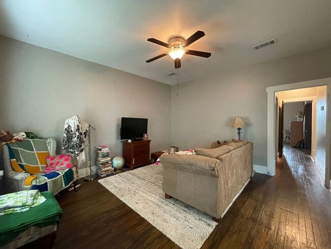 Building Photo - PRE-LEASING CHARMING 2/1 DUPLEX AUGUST MOV...