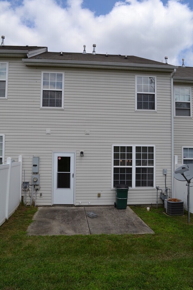 Building Photo - Great Townhome in Abbotts Glen!