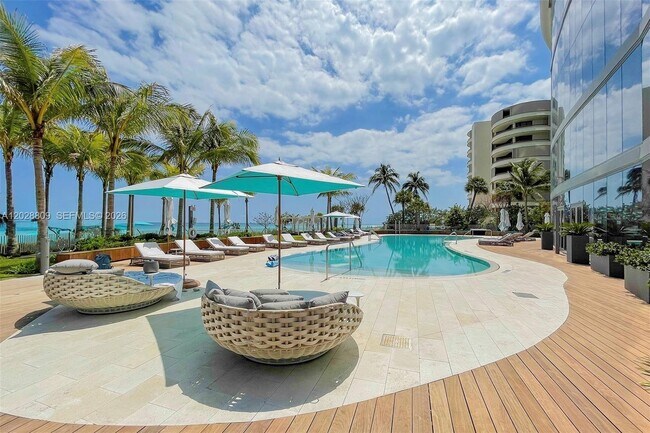 Building Photo - 15701 Collins Ave