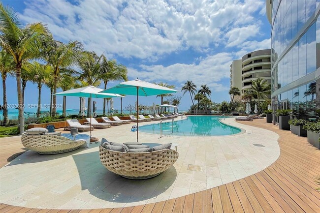 Building Photo - 15701 Collins Ave
