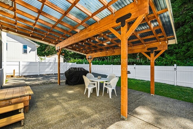 Building Photo - 704 Evergreen Place