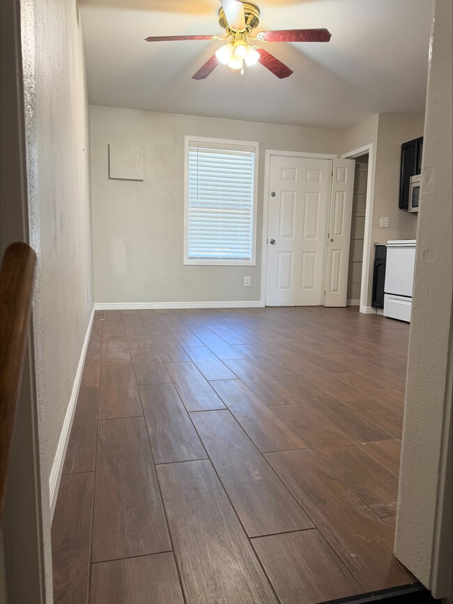 Building Photo - 1327B 9th W Ave