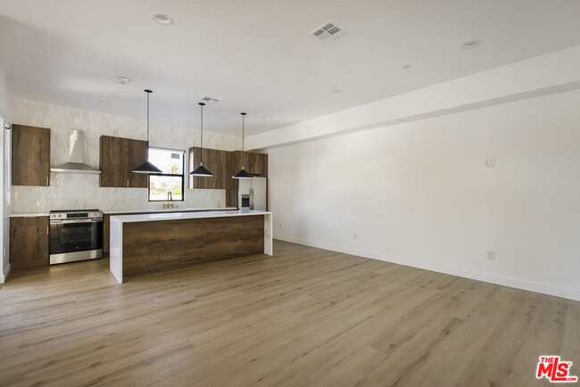 Building Photo - 2651 Vineyard Ave