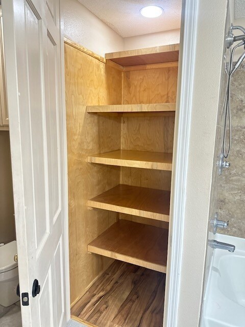 Building Photo - Welcome Home to this 3/2 beautifully Designed for both Relaxation & Entertaining