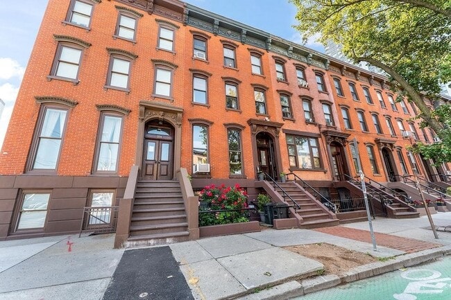 Building Photo - 252 Grove St