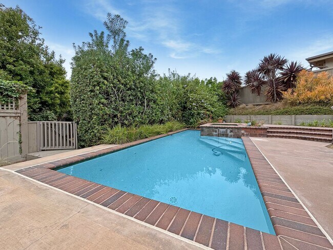 Building Photo - Beautifully Renovated 3BD/2.5BA House in L...