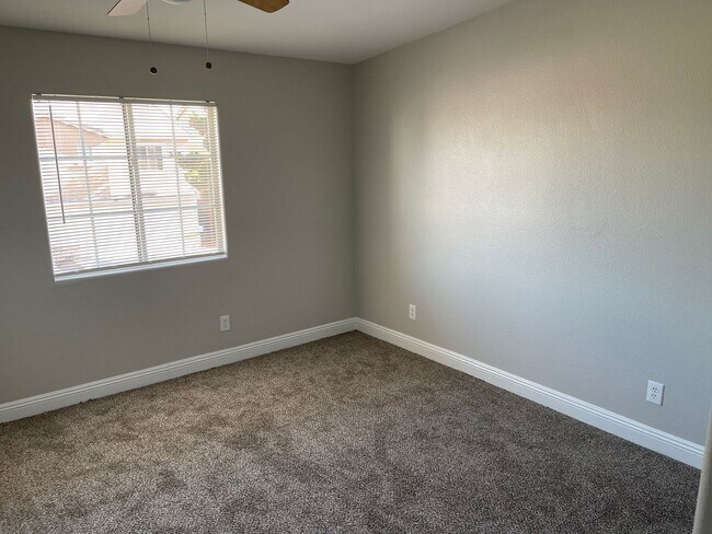 Building Photo - Spacious 2-Story Townhome in Gated Communi...