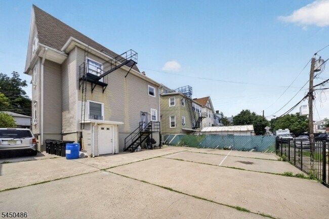 Building Photo - 467 Summer Ave