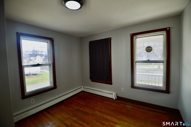 Building Photo - 203 Main St