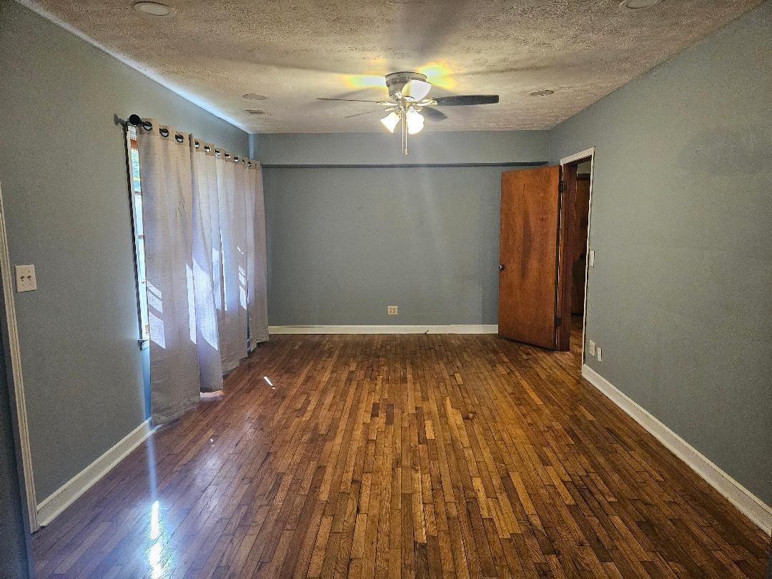 Living room with recessed lights & ceiling fan - 4809 16th Ave