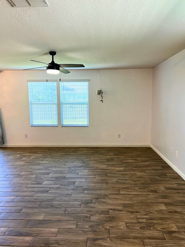 Building Photo - Stylish 4-Bedroom Home with Fenced Yard – ...