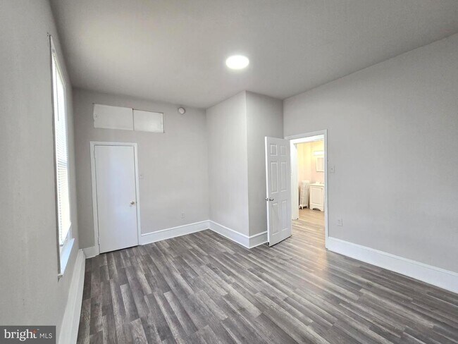 Building Photo - 5526 N Mascher St