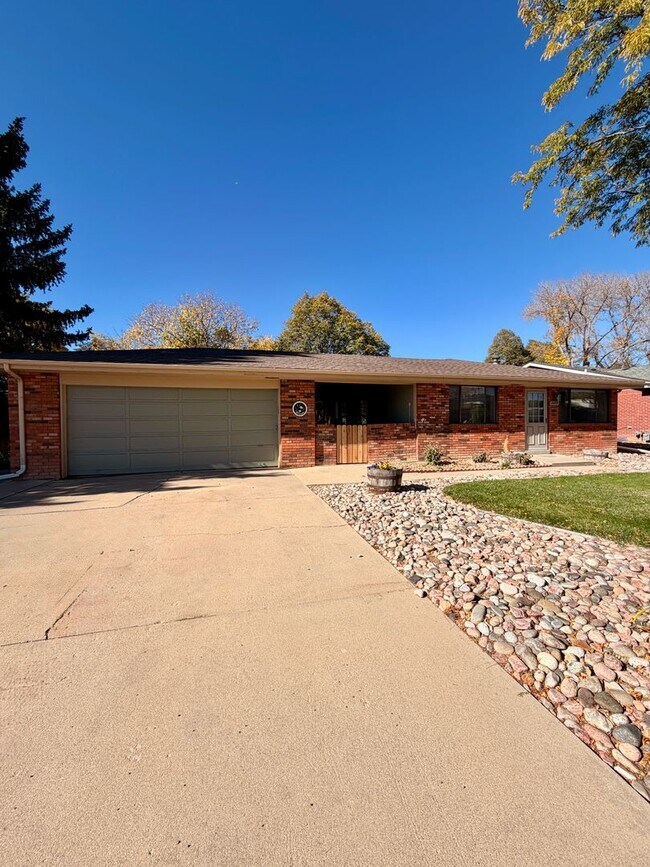 Building Photo - Amazing 3bed/2 bath with finished basement.