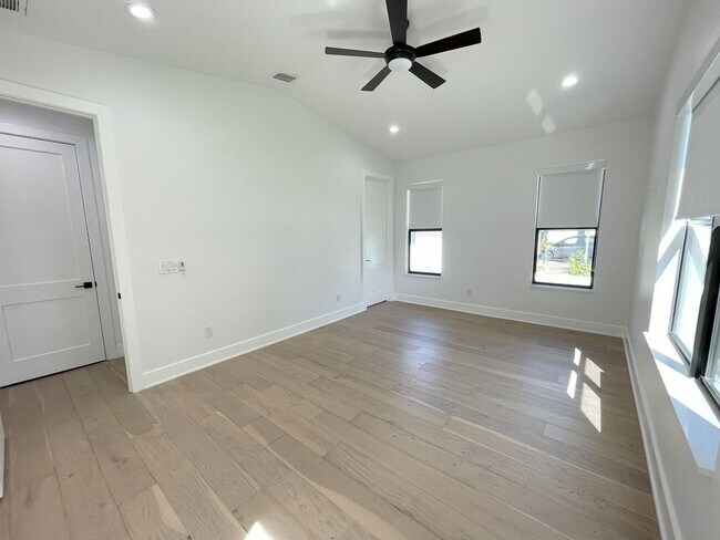 Building Photo - Beautiful South Tampa 4BR/3BA Home with 2 ...