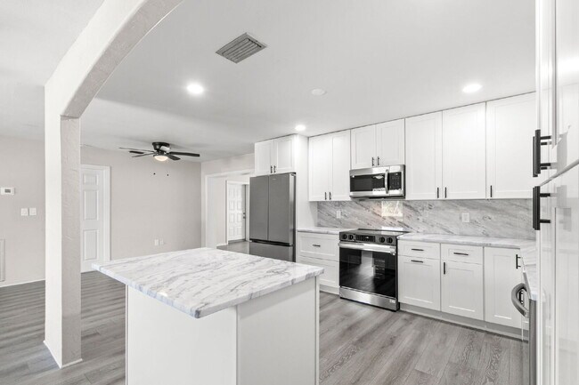 Building Photo - Home For Rent in St Petersburg!