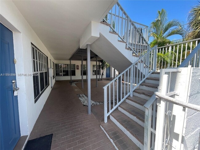 Building Photo - 1425 NE 56th St