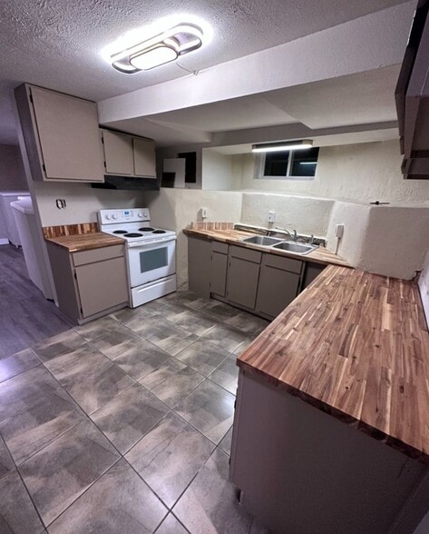 Building Photo - 2101 E 16th Ave