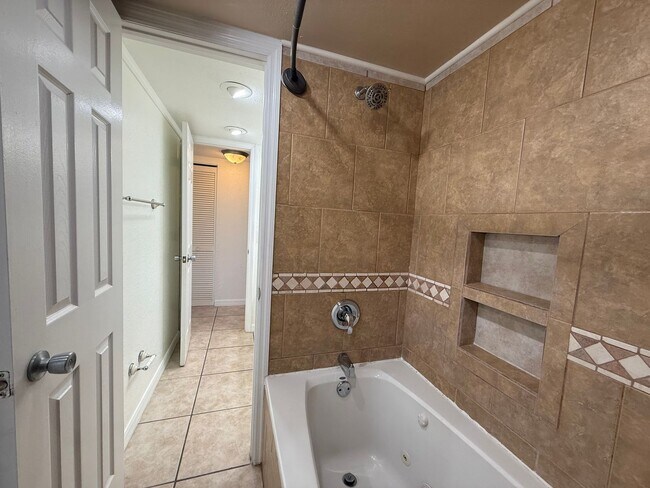 Building Photo - Spacious 2 bedroom 2 bathroom condo in gated community