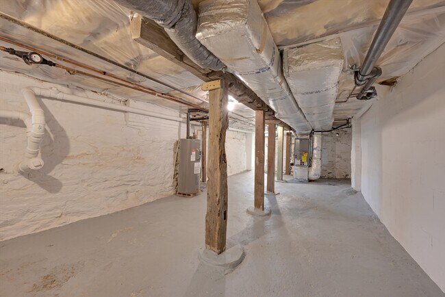 Building Photo - 22 School St