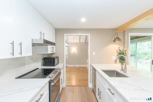 Building Photo - 211 New Canaan Rd