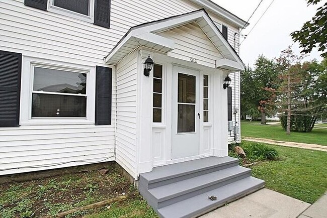 Primary Photo - Renovated 4 bdrm/2 bath