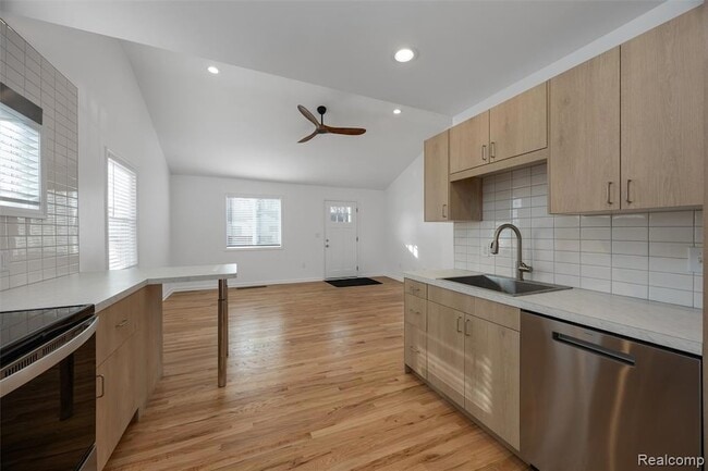 Building Photo - 623 E Brockton Ave