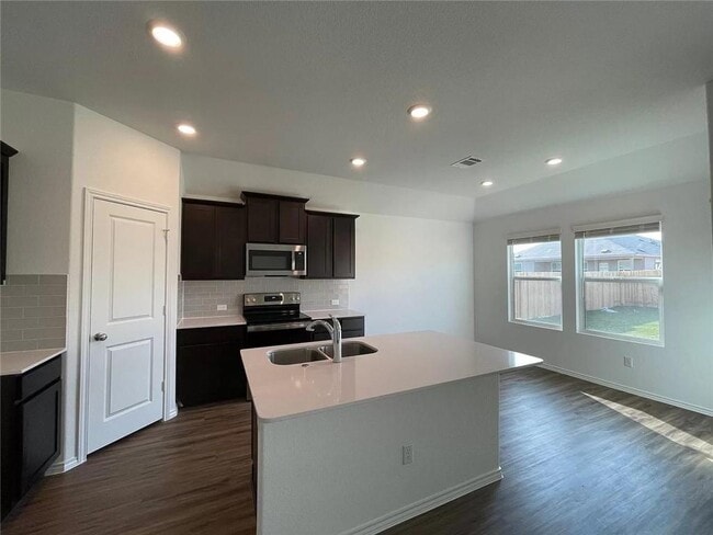 Building Photo - 103 Ulmus St