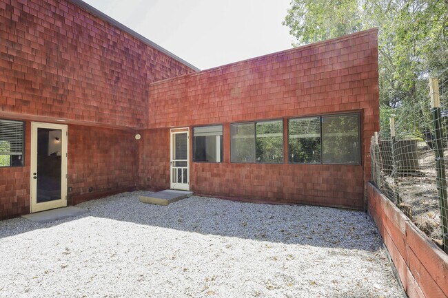 Building Photo - 071-02
