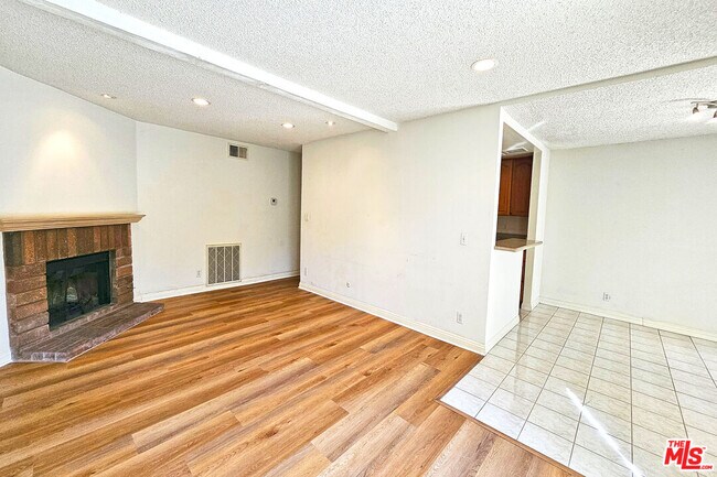 Building Photo - 5800 Owensmouth Ave