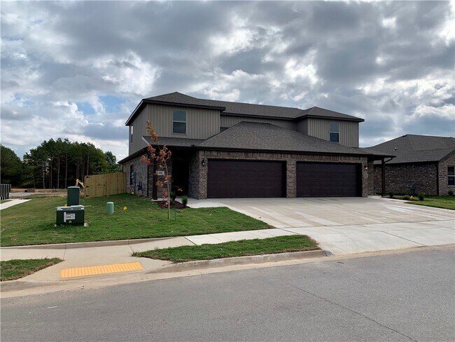 Building Photo - 402 Red Robin St