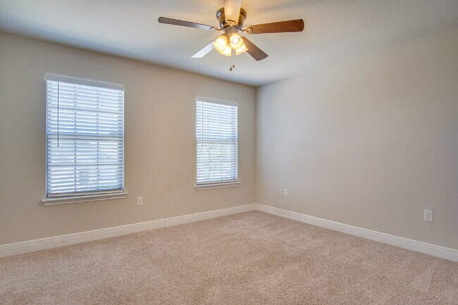 Building Photo - Highly desired 4/2.5 Gulf Breeze Home with hot tub!