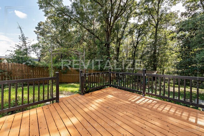 Building Photo - 3/2 Brick Home with Sunroom, Deck, and Car...