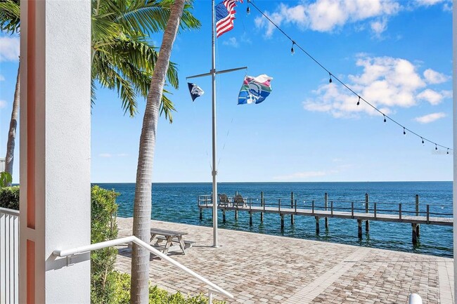 Building Photo - 5066 Coquina Key Dr SE
