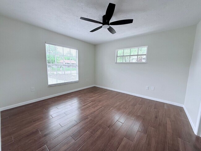 Building Photo - 3-Bed/2-Bath Sarasota Gem: Private Pool & Central Location!!