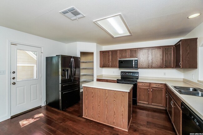 Building Photo - 539 Willow Grove Dr