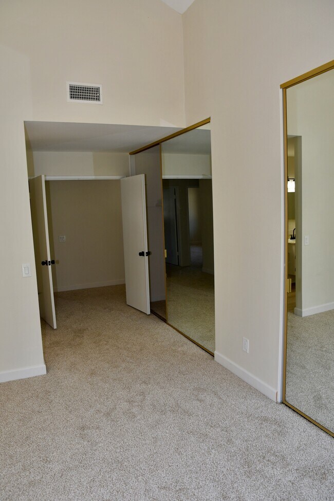 Building Photo - 10575 Canyon Lake Dr