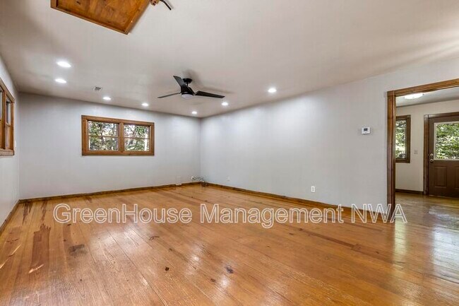 Building Photo - 8984 Falls Hollow Rd