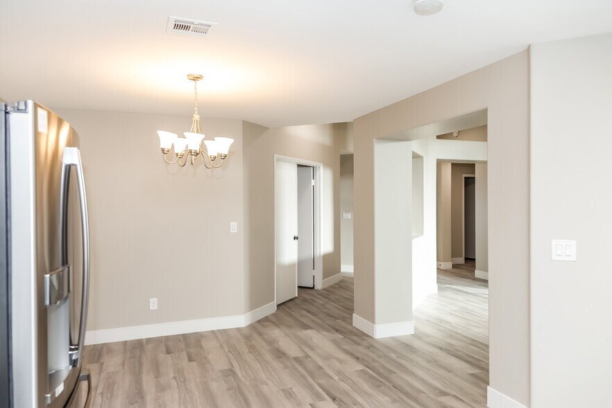 Building Photo - 405 Rocky Rd
