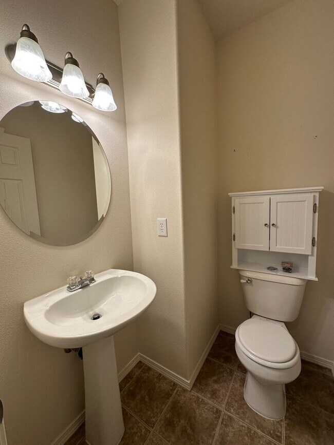 Building Photo - 3 bedroom 2.5 bath off Rd 100