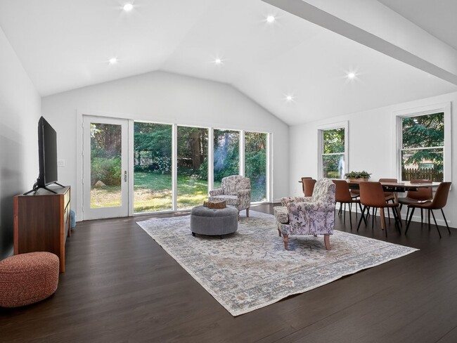 Building Photo - 1 Month Free | Luxury 3BR Home in Prospect Hill