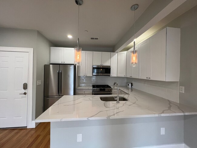 Building Photo - Large 2 Bedrooms Plus a Bonus Room. 2 Full...
