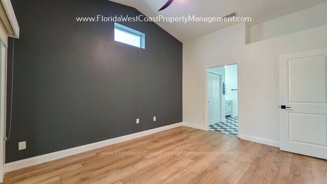 Building Photo - IMPRESSIVE 3 BEDROOM/2 BATH SARASOTA HOME! SUPER LOCATION! PET FRIENDLY!