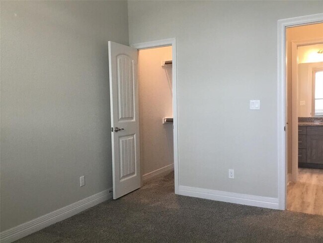 Building Photo - 421 Fair Oaks Dr