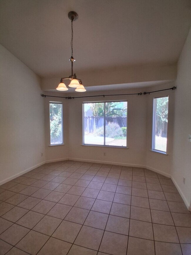 Building Photo - Desirable Clovis Single-Level Home: 3-bedroom, 2-bathroom