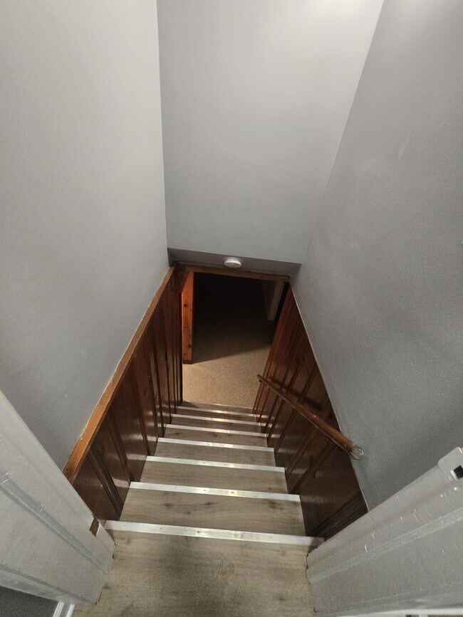 Building Photo - 70 N Laverne Ave