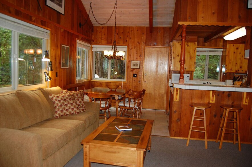 Primary Photo - 8005 Cedar Cir