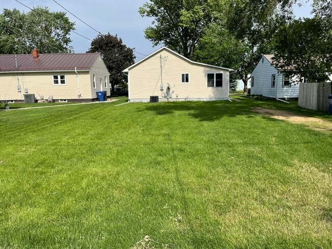 Building Photo - 1 Bedroom, 1 Bath Single Family Home in Clinton, IA